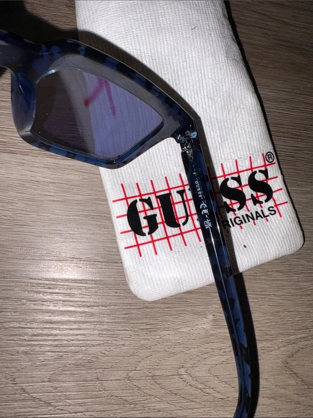 Guess women’s square